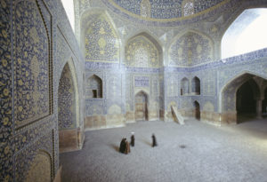 Isfahan, Iran. Masjed-e Imam mosque, completed in 1629. Prayer hall, 1975 ©Roland and Sabrina Michaud / akg-images