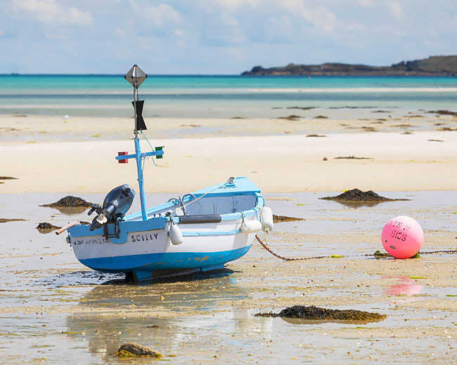 United Kingdom, England, Cornwall, Isles of Scilly, Boat at low tide, St Martin's island